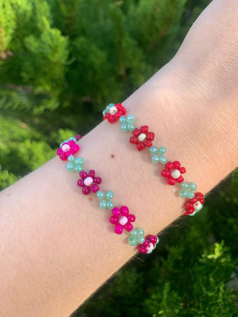 Liebevoll Handgefertigtes Blumen-Armband Mit Verstellbarem Verschluss in Rot Oder Pink | Flower Bracelet Red Or Pink Liebevoll Handgefertigtes Blumen-Armband Mit Verstellbarem Verschluss in Rot Oder Pink | Flower Bracelet Red Or Pink von WitchyPearls