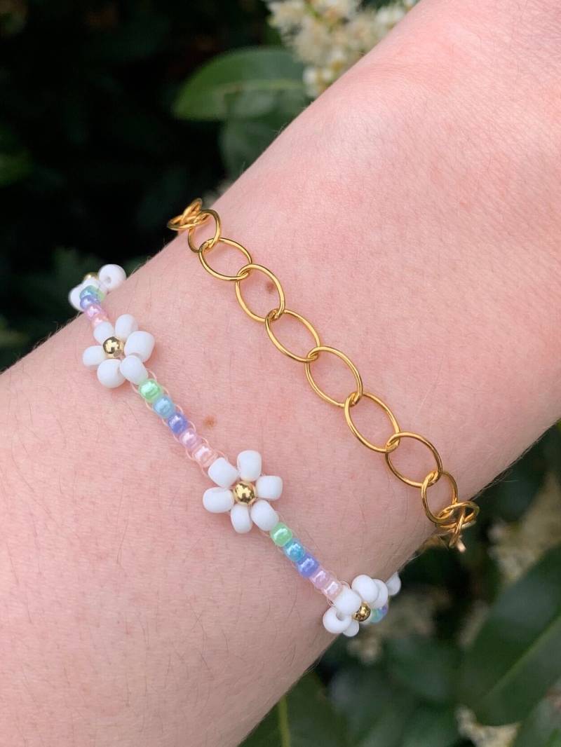 Liebevoll Handgefertigtes Pastell Blumen-Armband Mit Verstellbarem Verschluss | Flower Bracelet in Pastels & Gold von WitchyPearls