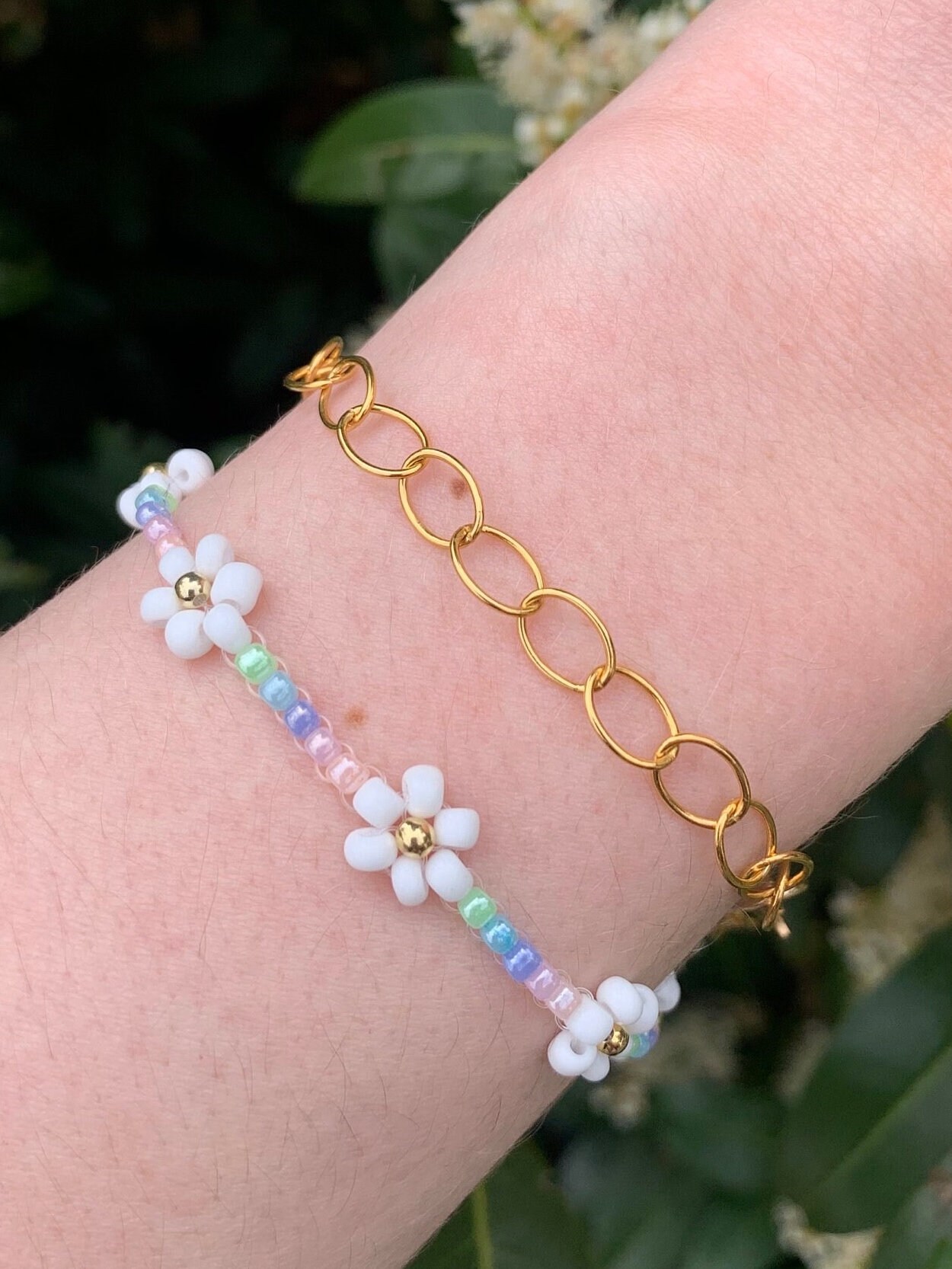 Liebevoll Handgefertigtes Pastell Blumen-Armband Mit Verstellbarem Verschluss | Flower Bracelet in Pastels & Gold von WitchyPearls