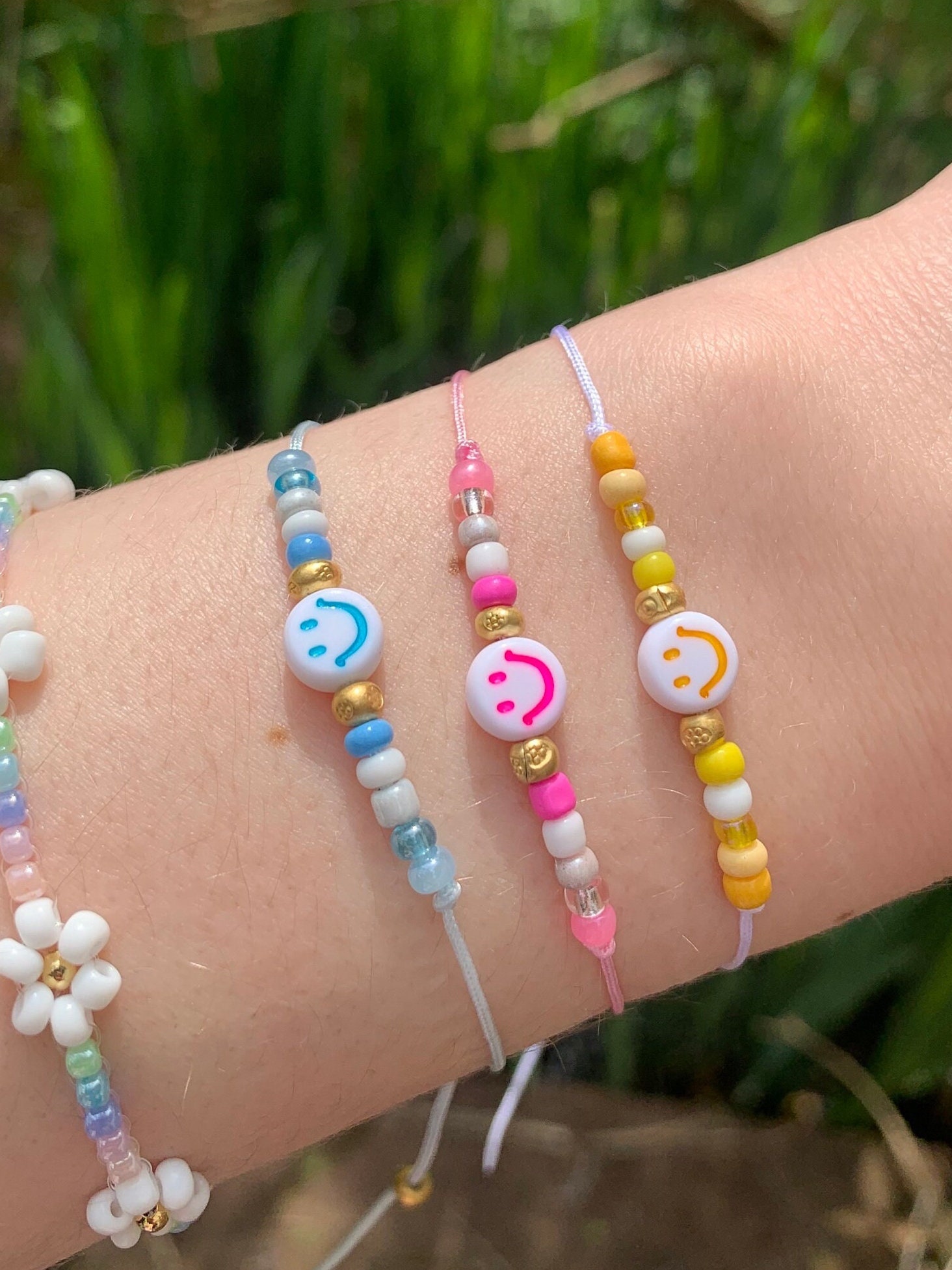 Smiley-Armband "Only Good Vibes" Mit Makrameeverschluss Und 925 Silber Vergoldeten Perlen | in Drei Verschiedenen Farben Smiley-Armband "Only Good Vibes" Mit Makrameeverschluss Und 925 Silber Vergoldeten Perlen | in Drei Verschiedenen Farben von WitchyPearls