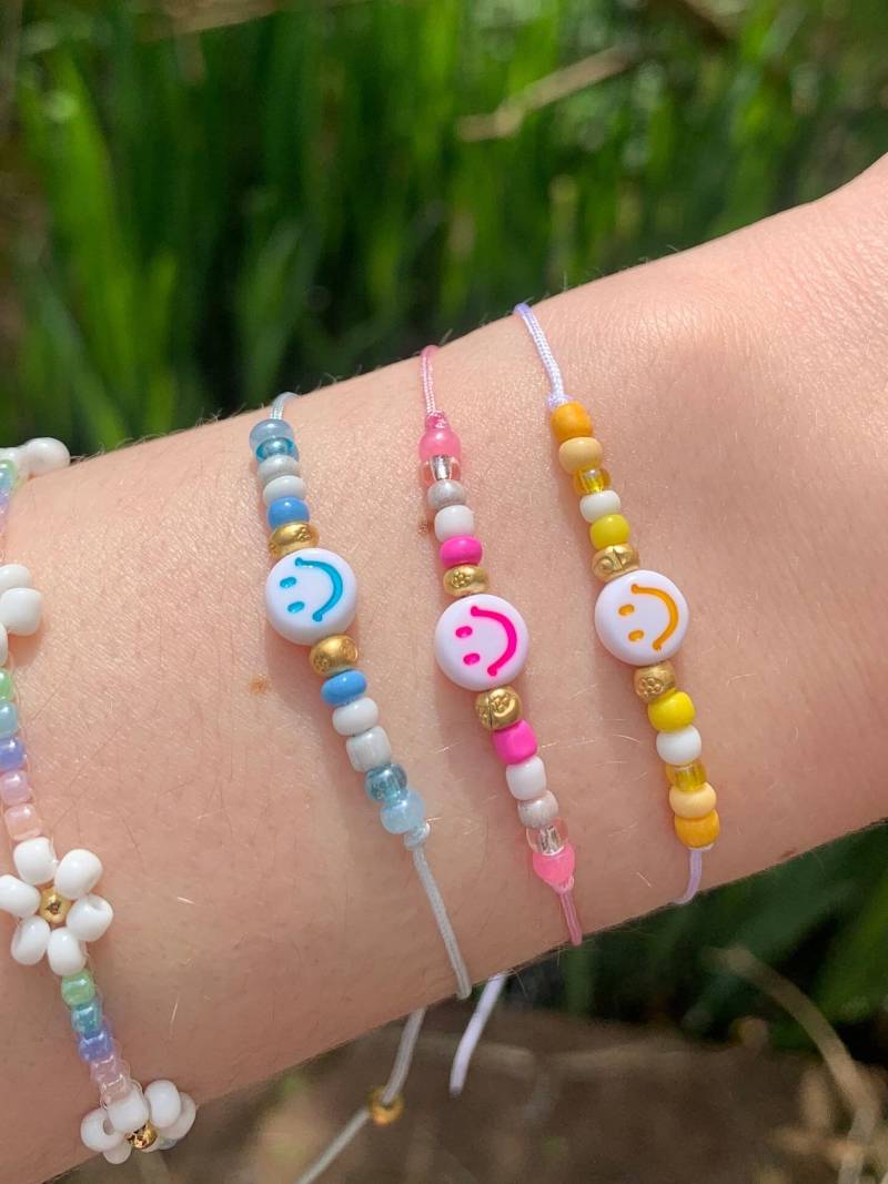 Smiley-Armband "Only Good Vibes" Mit Makrameeverschluss Und 925 Silber Vergoldeten Perlen | in Drei Verschiedenen Farben von WitchyPearls