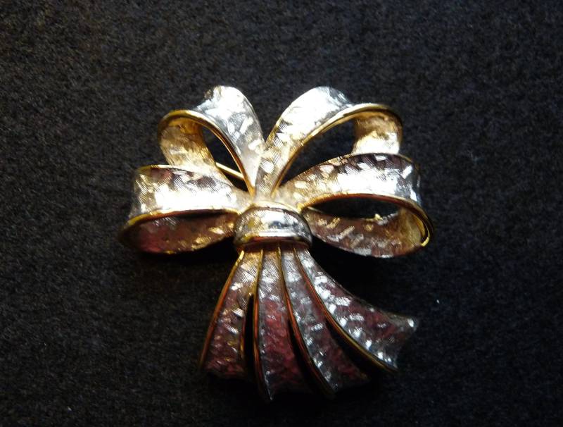 Vintage Gold/Silber Ton Schleife Band Brosche Pin, Modeschmuck von WithAScentOfCinnamon