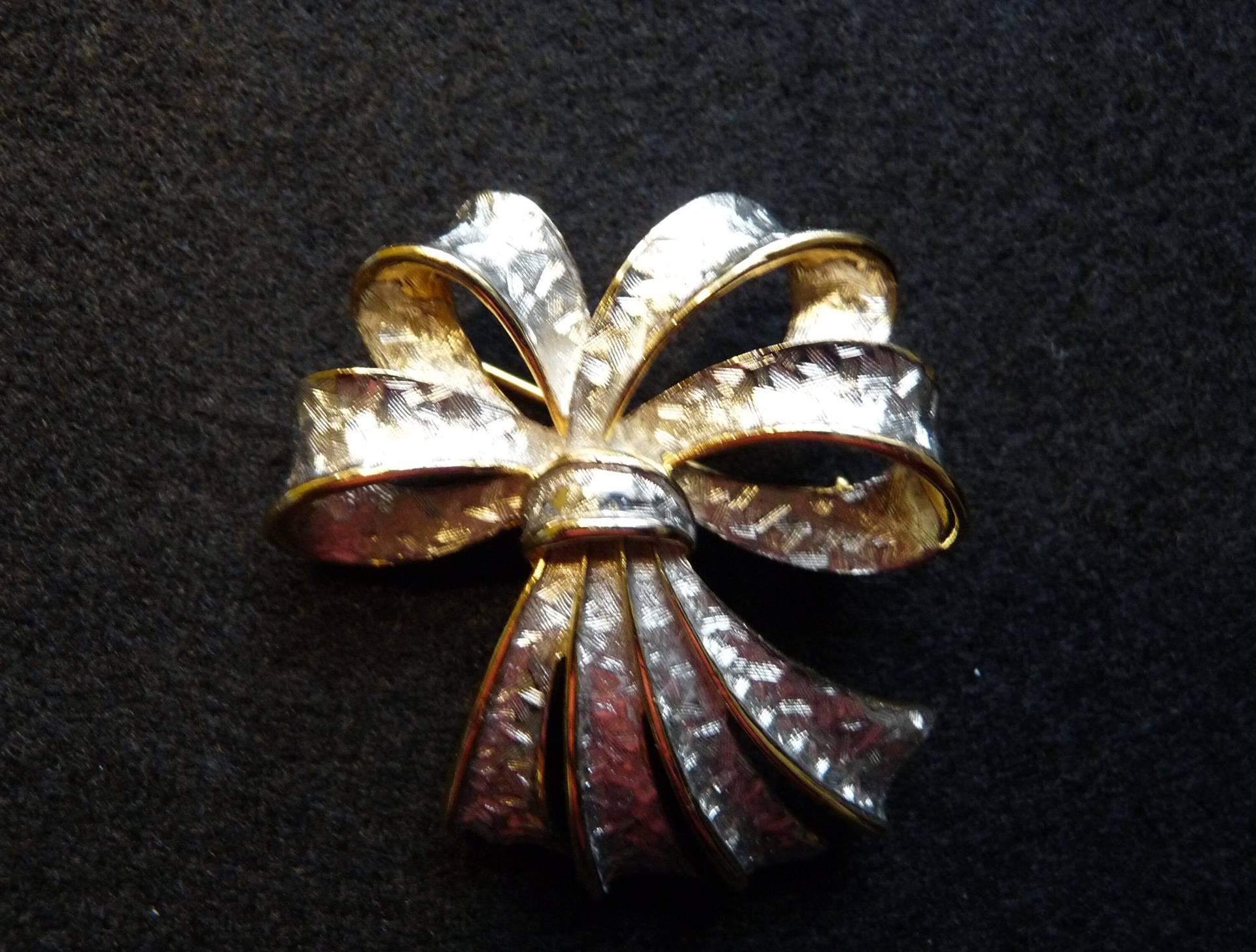 Vintage Gold/Silber Ton Schleife Brosche Pin, Kostüm Schmuck von WithAScentOfCinnamon