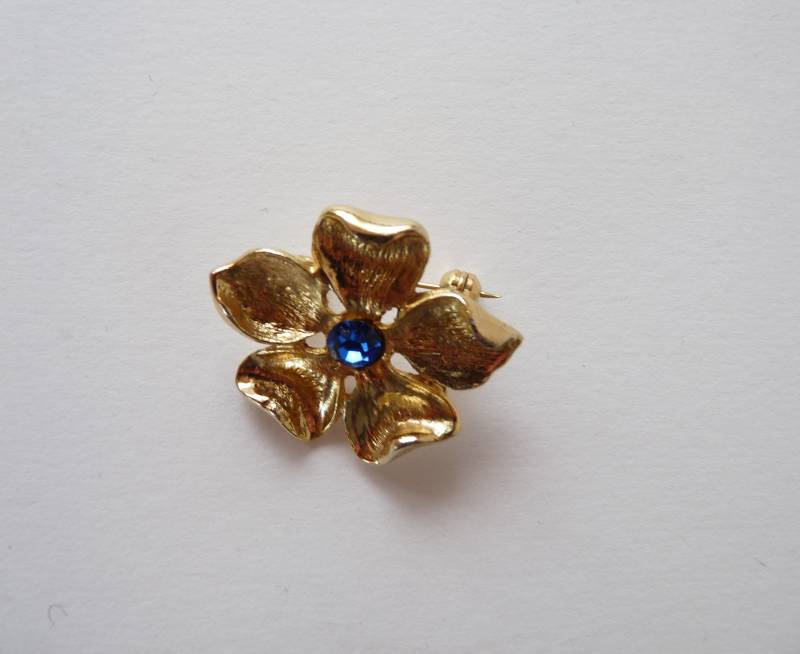 Vintage Gold Ton Blumen Brosche Mit Blauem Glasstein, Metall Brosche, 70Er Jahre Modernist von WithAScentOfCinnamon
