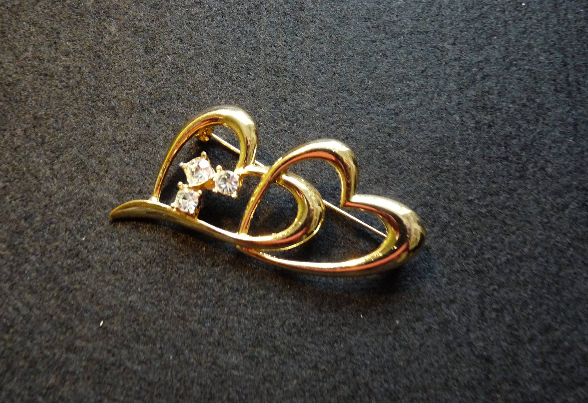 Vintage Gold Ton Double Heart Metall Brosche Mit Thclear Strasssteinen, Modeschmuck, Valentine Es von WithAScentOfCinnamon