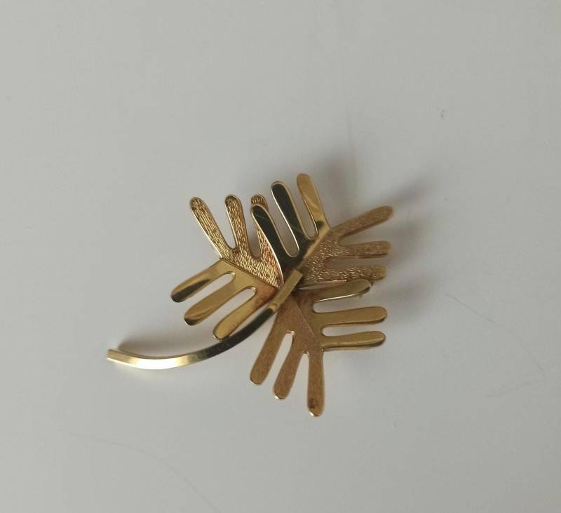 Wunderbare Vintage Blatt-Brosche, Vintage-Brosche Aus Goldfarbenem Metall, Gemarkt von WithAScentOfCinnamon