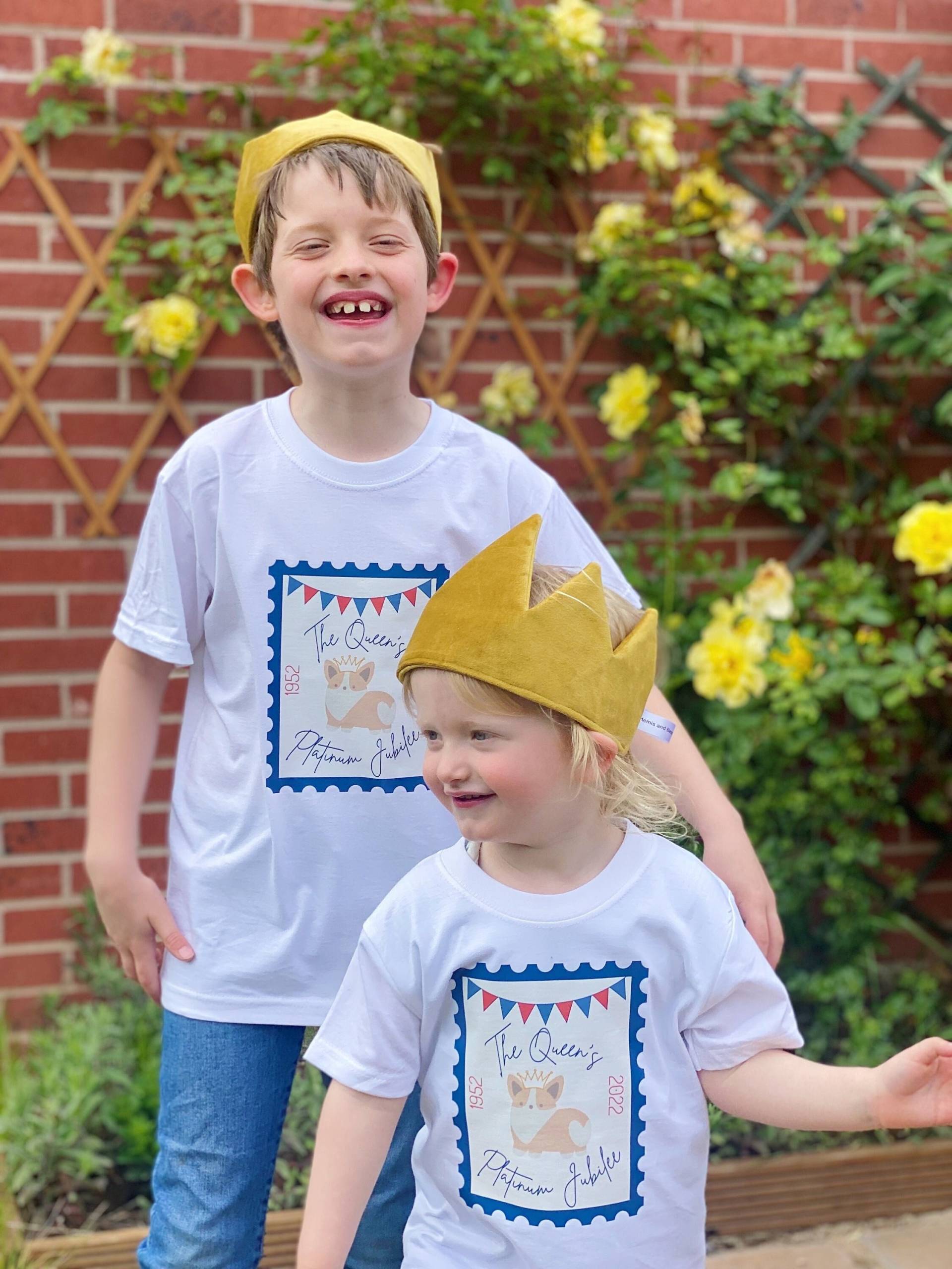 Platinum Jubilee 2022 Bedrucktes Kinder T-Shirt, Babygrow, Queen Elizabeth, Corgis T-Shirt, Offizielle Jubiläumsparty Tshirt, Kurzarm von WithCongratulations