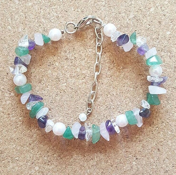 Halbedelsteine Armband Mit Faux Perlen in Der Größe Verstellbar von WithLoveFromLiz