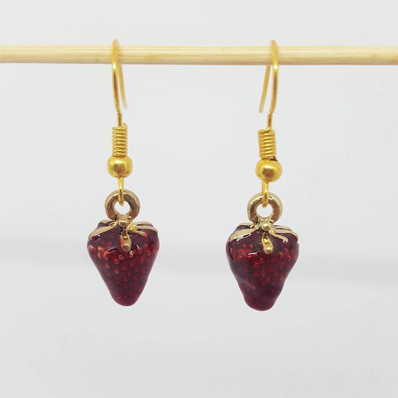 Mini Zarte Erdbeer Ohrringe, Goldfarbener Sommerschmuck Mit Früchten von WithLoveFromLiz