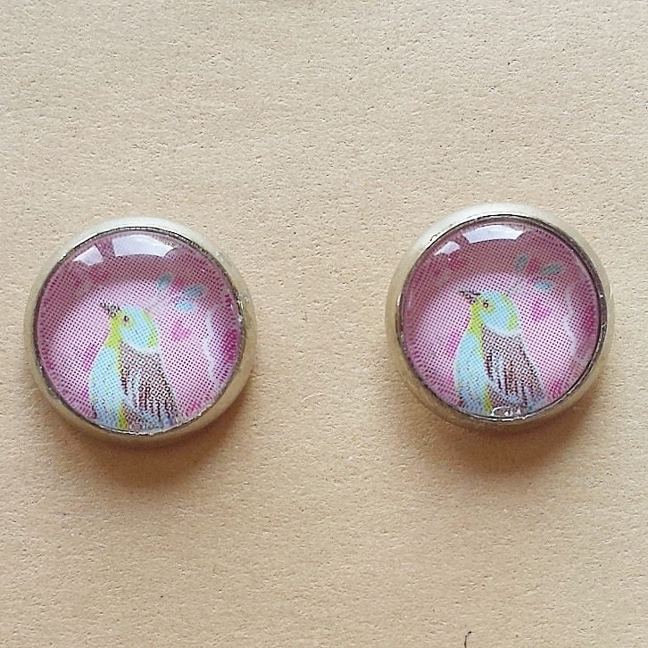 Rosa Vogel Cabochon Ohrstecker Handgemacht Frühling Geschenk Für Birtdays Oder Brautjungfern Rosa Vogel Cabochon Ohrstecker Handgemacht Frühling Geschenk Für Birtdays Oder Brautjungfern von WithLoveFromLiz