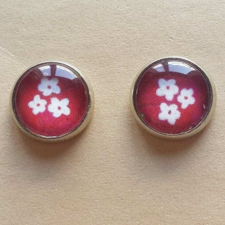 Rote Und Weiße Blume Cabochon Ohrringe Ohrstecker Handgemachte Frühlingsgeschenk - Kostenloser Versand Rote Und Weiße Blume Cabochon Ohrringe Ohrstecker Handgemachte Frühlingsgeschenk - Kostenloser Versand von WithLoveFromLiz