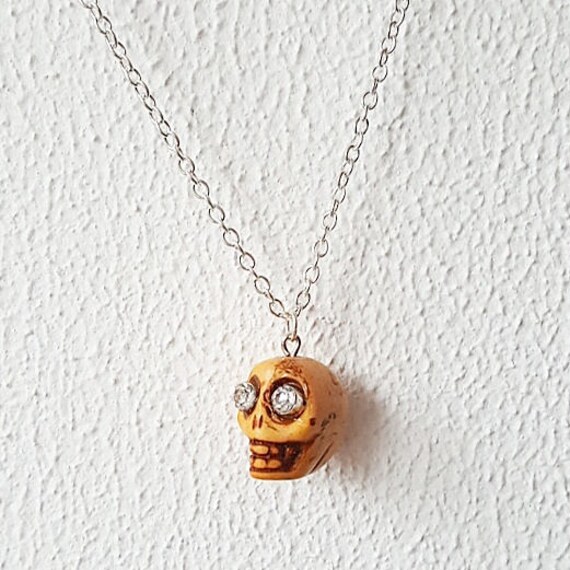 Totenkopf Anhänger Mit Strassaugen An Silberfarbener Kette Perfektes Halloween Geschenk von WithLoveFromLiz