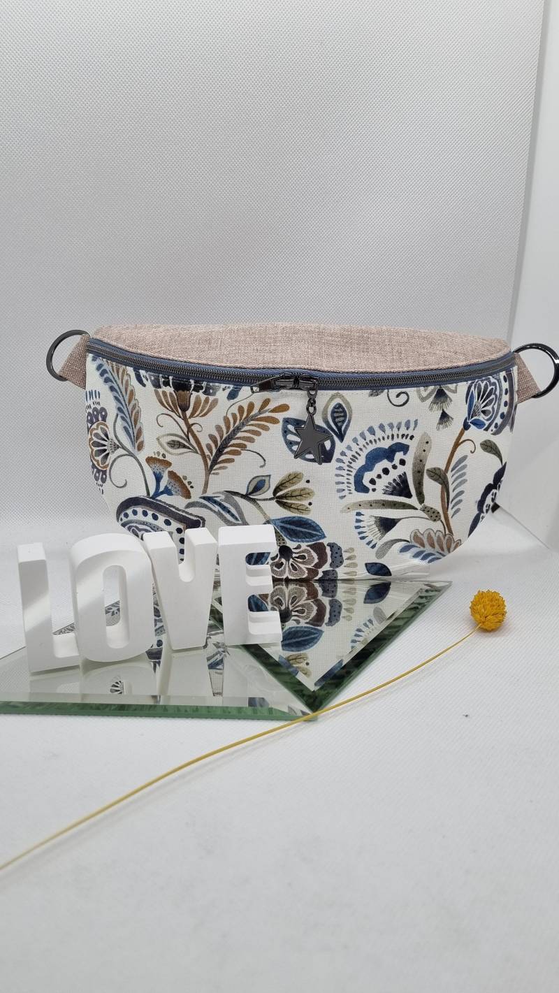 Bauchtasche Hipbag Canvas/Blumen Crossbag Handmade Altrose/Blau Schultertasche Frau Tochter Schultergurt, Reißverschlussfächer, Schwarz von WithLovebySchimmels