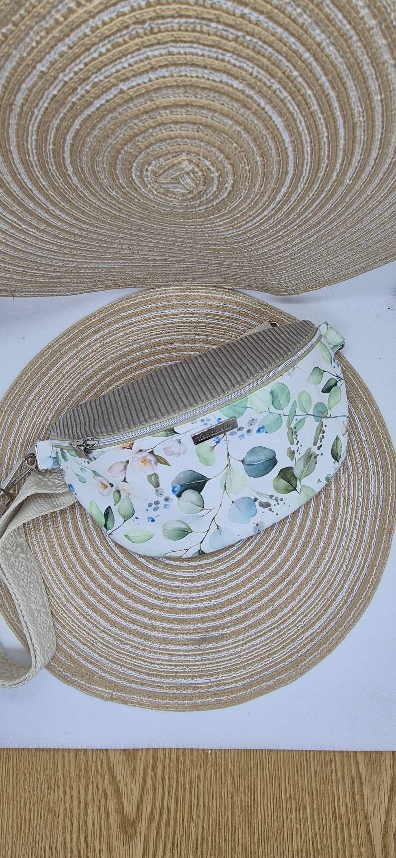 Bauchtasche Hipbag Materialmix Canvas/Blumen Crossbag Handmade Beige Cord Schultertasche Frau Tochter Schultergurt, Reißverschlussfächer von WithLovebySchimmels