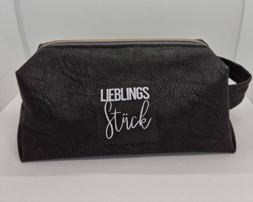 Kulturbeutel, Kosmetiktasche, Boxbag, Washbag, Frau, Mann, Geschenk, Weihnachten, Geburtstag, Schwarz Kulturbeutel, Kosmetiktasche, Boxbag, Washbag, Frau, Mann, Geschenk, Weihnachten, Geburtstag, Schwarz von WithLovebySchimmels