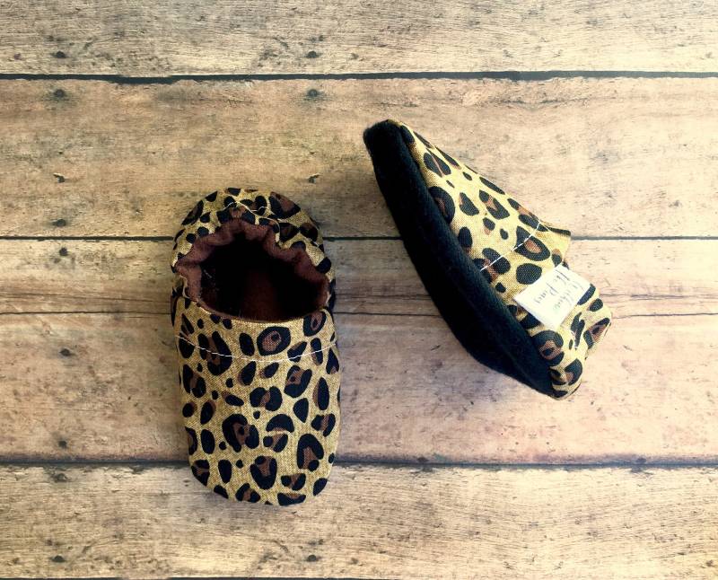 Geparden Baby Schuhe - Mocs Mokassins Leopard Bleiben Tier Mädchen Shower von WithinThePines