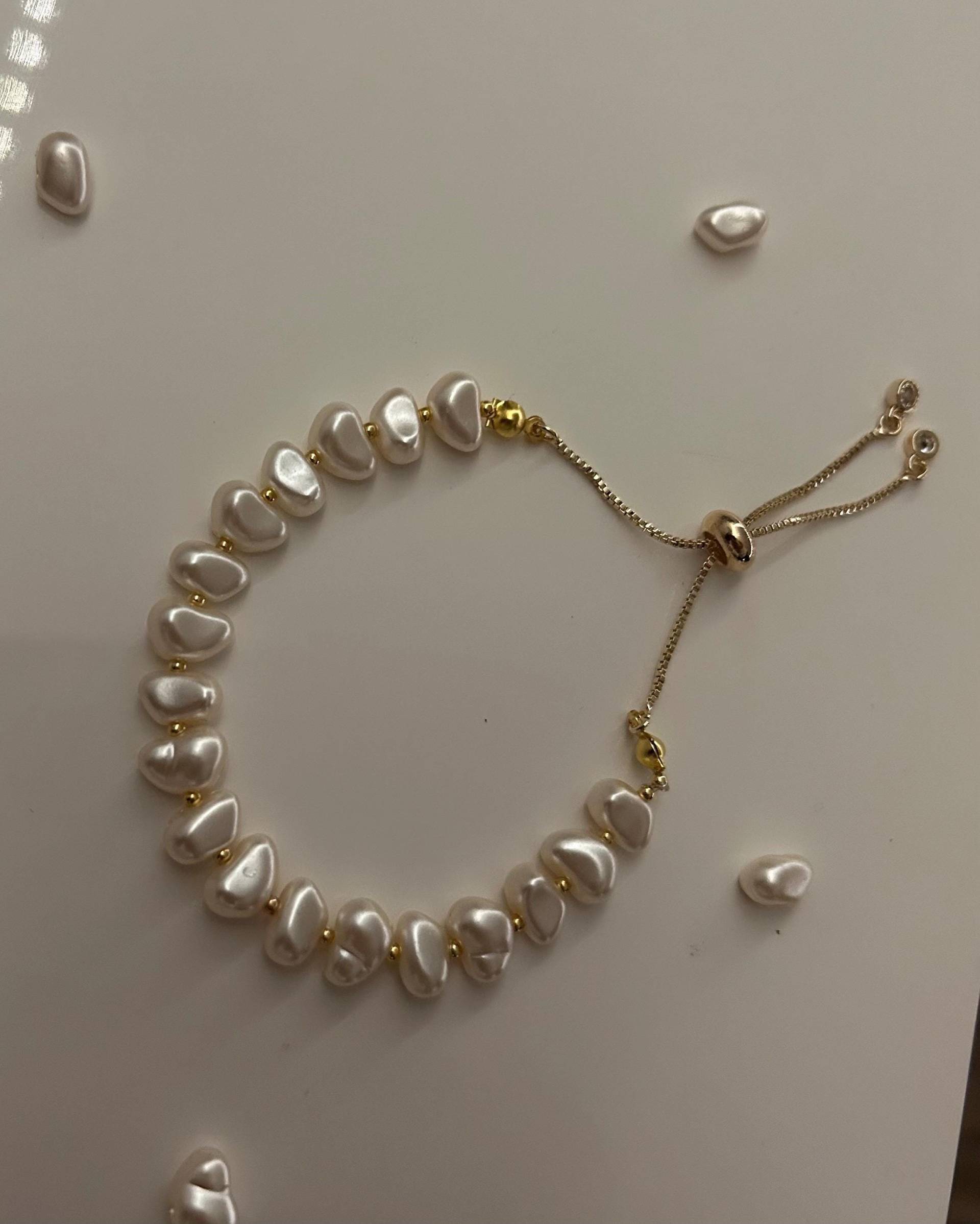 Perlenarmband Clara Mit Schiebeverschluss - Handgefertigtes Armband, Verstellbar Perlenarmband Clara Mit Schiebeverschluss - Handgefertigtes Armband, Verstellbar von Withlovefromelisa