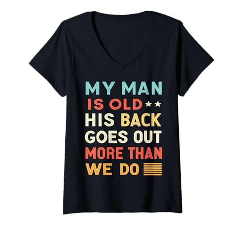 Damen Mein Mann Ist Alt Lustiger Sarkasmus Rückenschmerz T-Shirt mit V-Ausschnitt Damen Mein Mann Ist Alt Lustiger Sarkasmus Rückenschmerz T-Shirt mit V-Ausschnitt von Witty Relationship Humor Creations