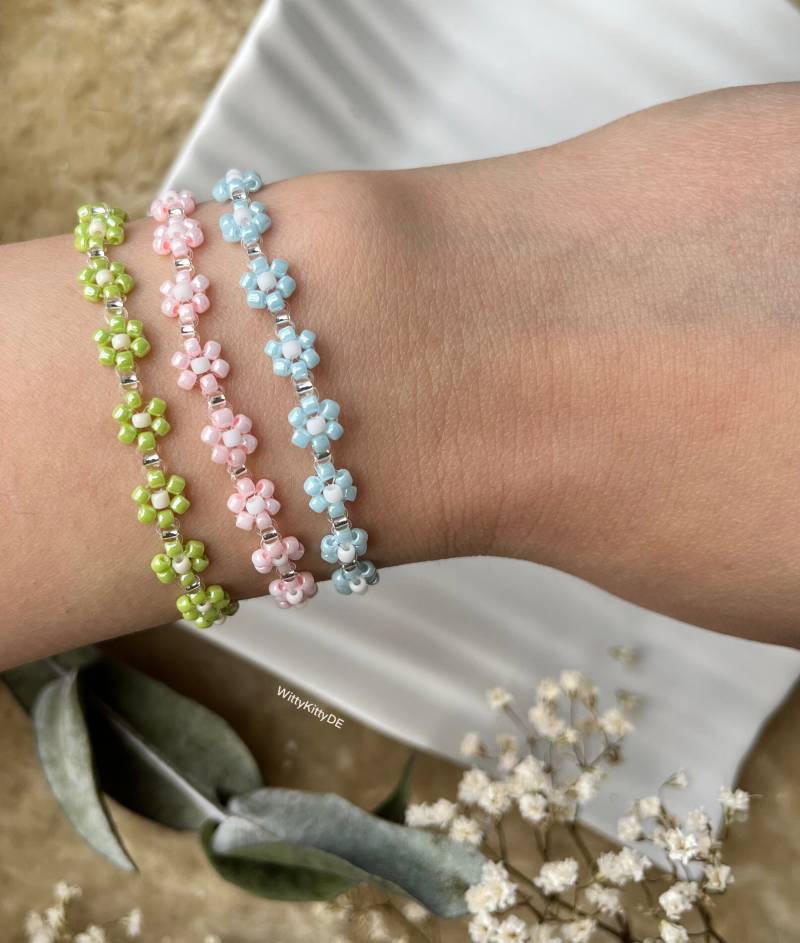 Bunte Daisy Blume Perlen Armbänder Mit Silber Details Bunte Daisy Blume Perlen Armbänder Mit Silber Details von WittyKittyDE