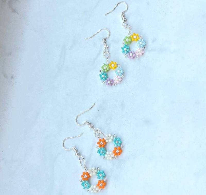 Bunte Gänseblümchen Perlen Blumen Zierliche Ohrringe von WittyKittyDE