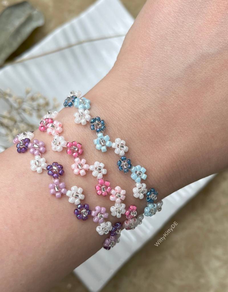 Zick-Zack Daisy Blume Perlen Armbänder Mit Silber Details Zick-Zack Daisy Blume Perlen Armbänder Mit Silber Details von WittyKittyDE