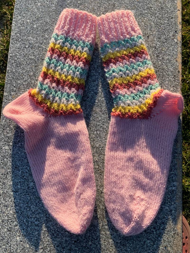 Bunt Gemusterte Gestrickte Socken in Größe 38 Für Frauen/Mädchen Handgemachte Geschenkidee von WituCreativ