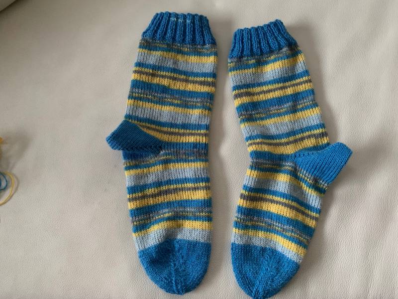 Gestrickte Socken Aus Hochwertigem Sockengarn Für Frauen/Mädchen Größe 38 in Blau/Gelb/Handgemachte Geschenkidee Frauen Stricksocken von WituCreativ