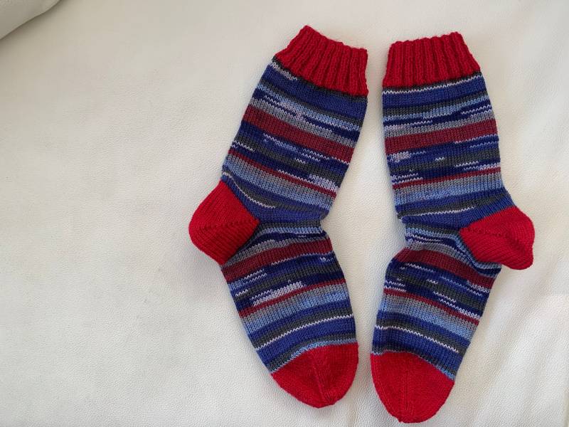 Gestrickte Socken Aus Hochwertigem Sockengarn Für Frauen/Mädchen Größe 40 in Blau/Rot/Handgemachte Geschenkidee Frauen/ Stricksocken von WituCreativ