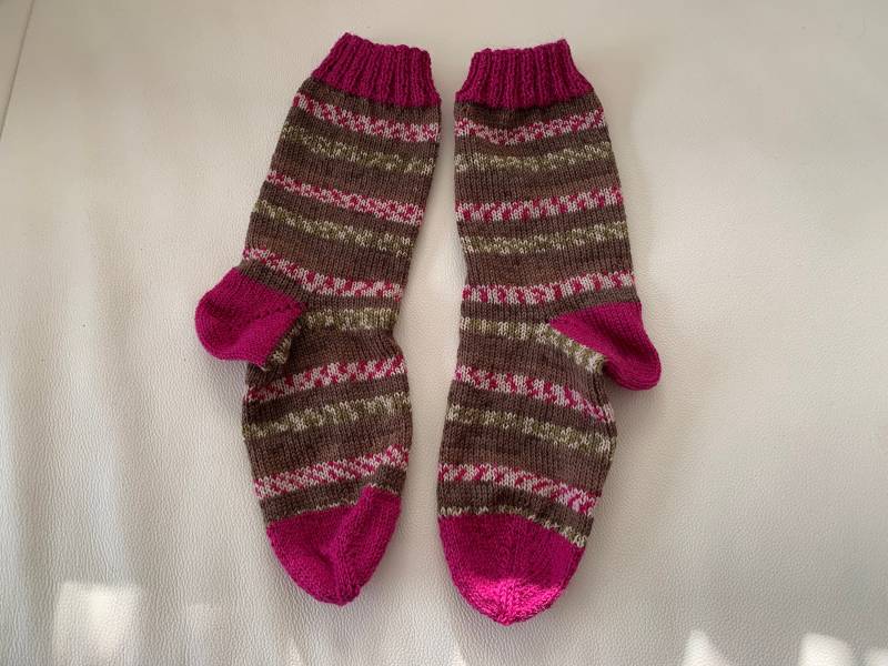Gestrickte Socken Für Frauen/Mädchen Größe 37 in Himbeer/Oliv /Wärmende Stricksocken/Geschenkidee Frauen/ Gemusterte von WituCreativ