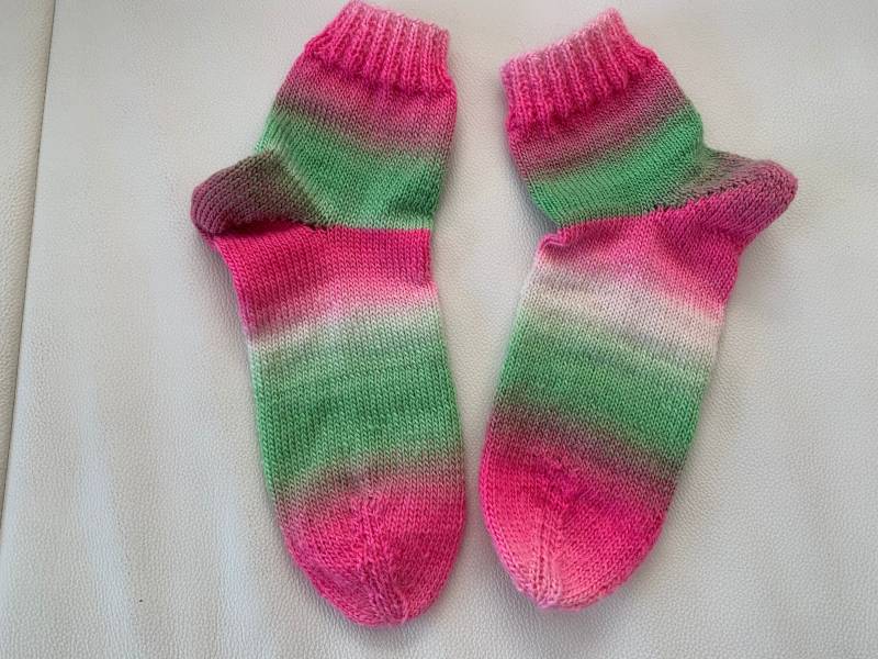 Gestrickte Socken Für Frauen/Mädchen Größe 38 in Weiß/Rosa/Grün Gestrickt Hygge Handgemachte Geschenkidee von WituCreativ