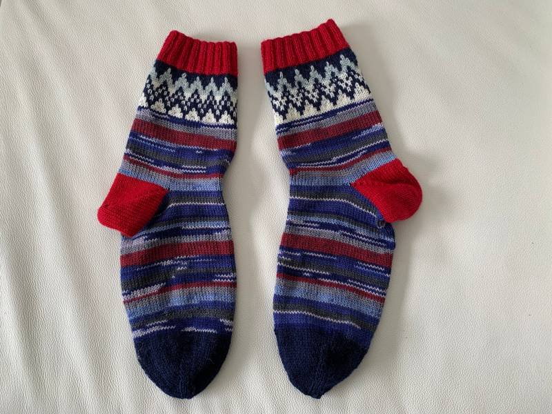 Gestrickte Socken Für Männer/Jungen Größe 44 in Blau/Rot7Weiß von WituCreativ