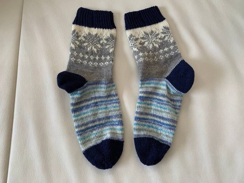 Gestrickte Socken Mit Norwegermuster in Größe 38 Aus Hochwertigem Sockengarn/ Handgemachte Geschenkidee Für Frauen/ Wärmende Stricksocken von WituCreativ