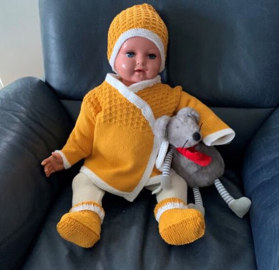 Gestricktes Babyset in Gelb Größe 68/74 Babyjäckchen Babykleidung Babyoutfit Babyweste Babyparty Kinderkleidung Cardigan Wickeljacke von WituCreativ