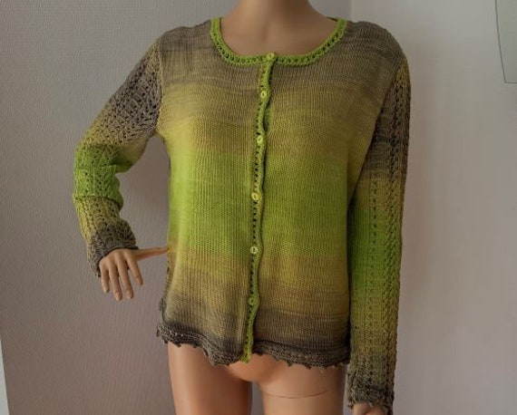 Gestricktes Sommerjäckchen Aus Baumwolle Mit Grün-Hellbraunem Farbverlauf Größe 40 von WituCreativ