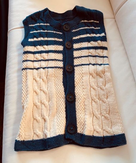 Handgestrickte Trachtenweste in Naturweiß/ Blau Für Kinder Ca Größe 158/164 Zopfmuster von WituCreativ