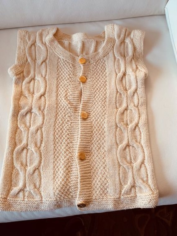 Handgestrickte Trachtenweste in Naturweiß Für Kinder Ca Größe 140/152 Zopfmuster von WituCreativ