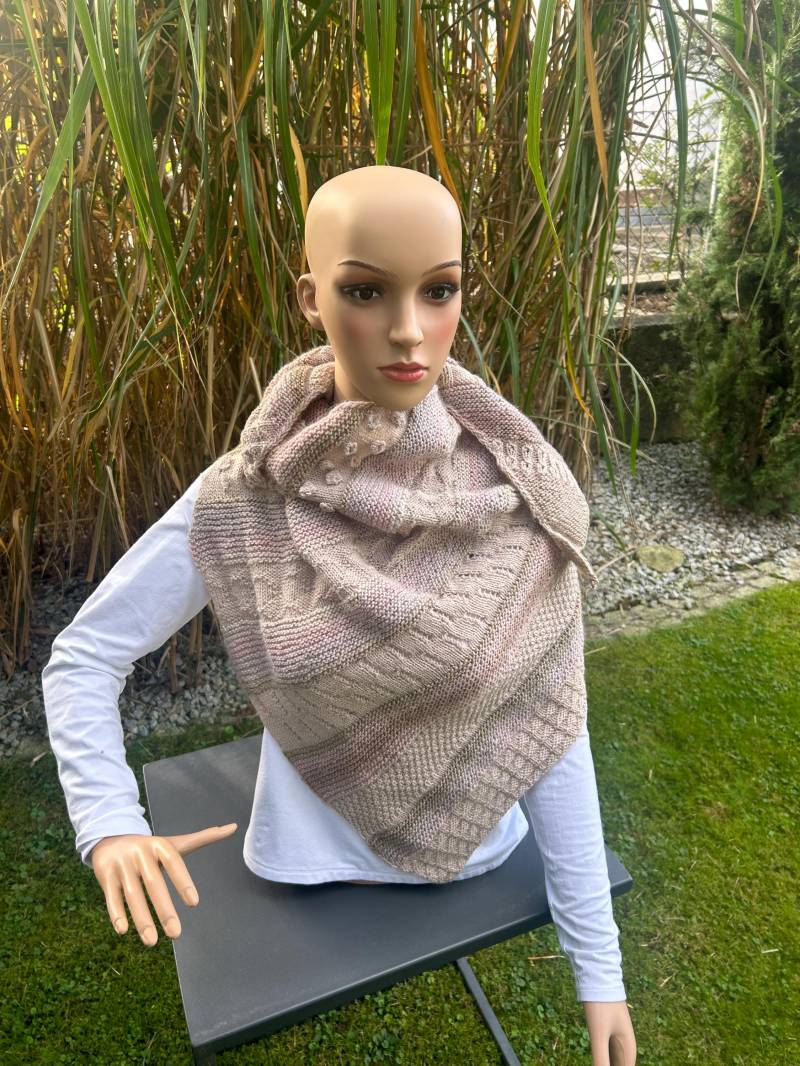 Handgestricktes Dreiecktuch Mit Verschiedenen Mustern Und Farbverlauf, Warmes Accessoires Für Den Winter, Geschenk Frauen von WituCreativ