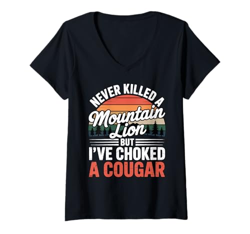Damen Never Killed A Mountain Lion Choked A Cougar Humor T-Shirt mit V-Ausschnitt Damen Never Killed A Mountain Lion Choked A Cougar Humor T-Shirt mit V-Ausschnitt von Witziger Outdoor-Abenteuer-Enthusiast