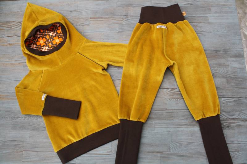 Retro Nicki-Set Pumphose & Zipfelpullover Senf-Gelb, Braun Kleeblätter von WizardofYve