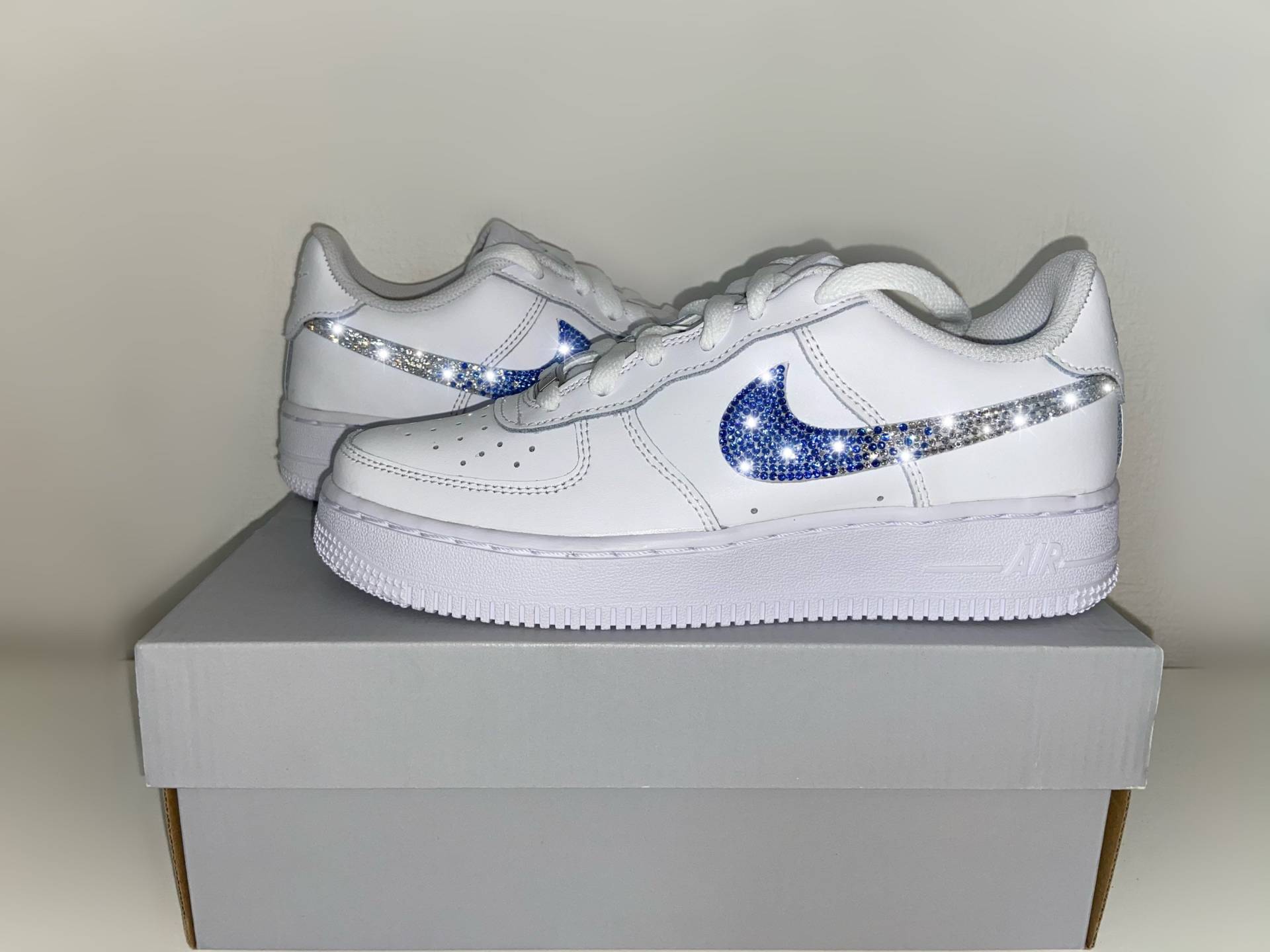 Nike Air Force Weiß Strass Swarovski Custom Sneaker Glitzer Geschenk Blau Rainbow Übergang Design Nike Air Force Weiß Strass Swarovski Custom Sneaker Glitzer Geschenk Blau Rainbow Übergang Design von Wizardshoedesign