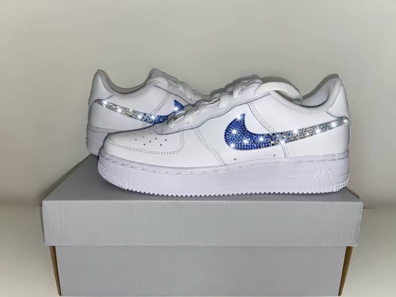Nike Air Force Weiß Strass Swarovski Custom Sneaker Glitzer Geschenk Blau Rainbow Übergang Design Nike Air Force Weiß Strass Swarovski Custom Sneaker Glitzer Geschenk Blau Rainbow Übergang Design von Wizardshoedesign