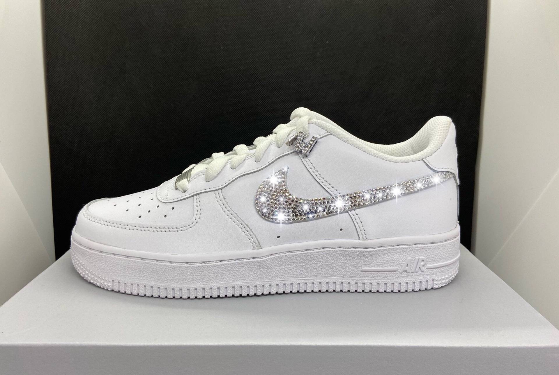 Nike Air Force Weiß Strass Swarovski Glitzer Steinchen Custom Sneaker Geschenk Nike Air Force Weiß Strass Swarovski Glitzer Steinchen Custom Sneaker Geschenk von Wizardshoedesign