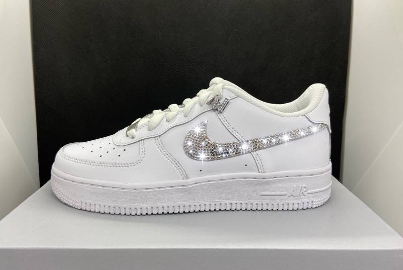 Nike Air Force Weiß Strass Swarovski Glitzer Steinchen Custom Sneaker Geschenk Nike Air Force Weiß Strass Swarovski Glitzer Steinchen Custom Sneaker Geschenk von Wizardshoedesign