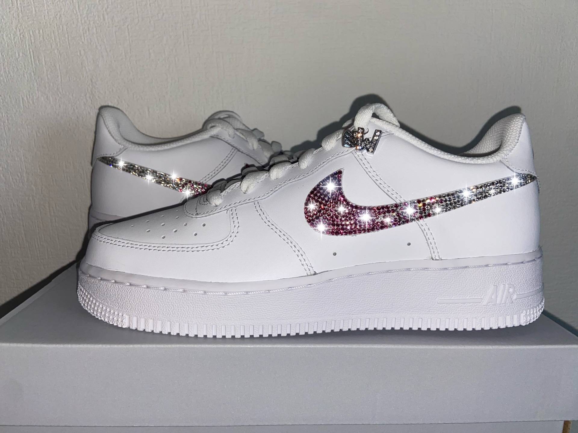 Nike Air Force Weiß Strass Swarovski Rosa Pink Glitzer Custom Sneaker Design Geschenk Nike Air Force Weiß Strass Swarovski Rosa Pink Glitzer Custom Sneaker Design Geschenk von Wizardshoedesign