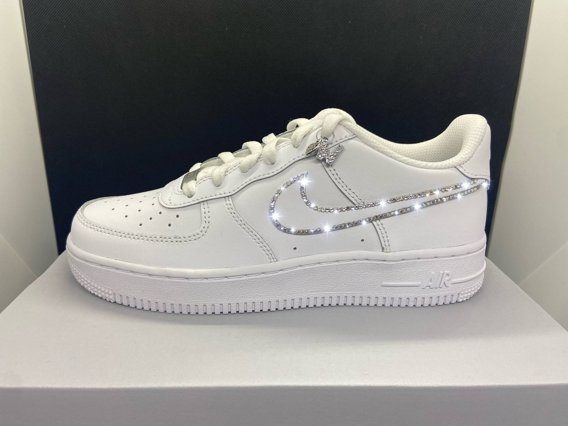 Nike Air Force Weiß Swarovski Strass Glitzer Custom Sneaker Geschenk Nike Air Force Weiß Swarovski Strass Glitzer Custom Sneaker Geschenk von Wizardshoedesign
