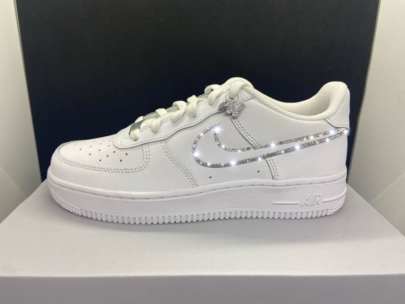 Nike Air Force Weiß Swarovski Strass Glitzer Custom Sneaker Geschenk Nike Air Force Weiß Swarovski Strass Glitzer Custom Sneaker Geschenk von Wizardshoedesign