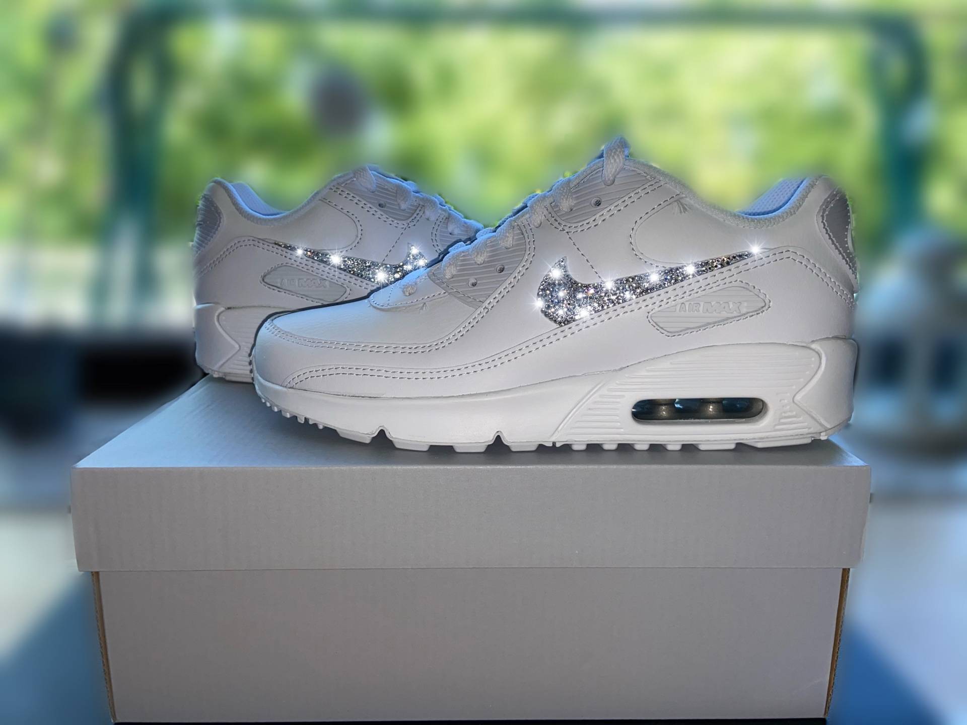 Nike Air Max 90 Weiß Strass Swarovski Custom Sneaker Glitzer Ltr Leather Nike Air Max 90 Weiß Strass Swarovski Custom Sneaker Glitzer Ltr Leather von Wizardshoedesign