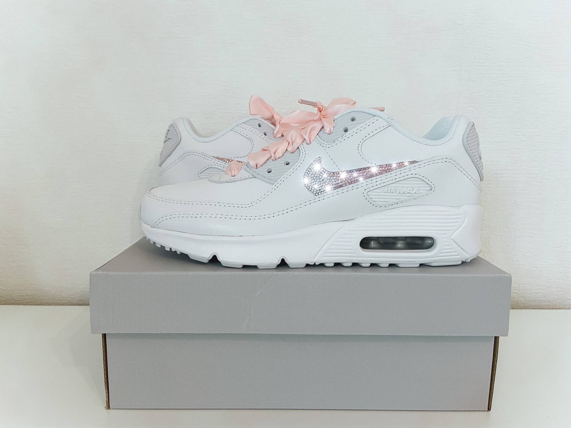 Nike Air Max 90 Weiß Strass Swarovski Rosé Crystal Custom Sneaker Satin Ltr Leather Leder Glitzer Geschenk Nike Air Max 90 Weiß Strass Swarovski Rosé Crystal Custom Sneaker Satin Ltr Leather Leder Glitzer Geschenk von Wizardshoedesign