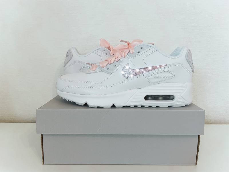 Nike Air Max 90 Weiß Strass Swarovski Rosé Crystal Custom Sneaker Satin Ltr Leather Leder Glitzer Geschenk Nike Air Max 90 Weiß Strass Swarovski Rosé Crystal Custom Sneaker Satin Ltr Leather Leder Glitzer Geschenk von Wizardshoedesign
