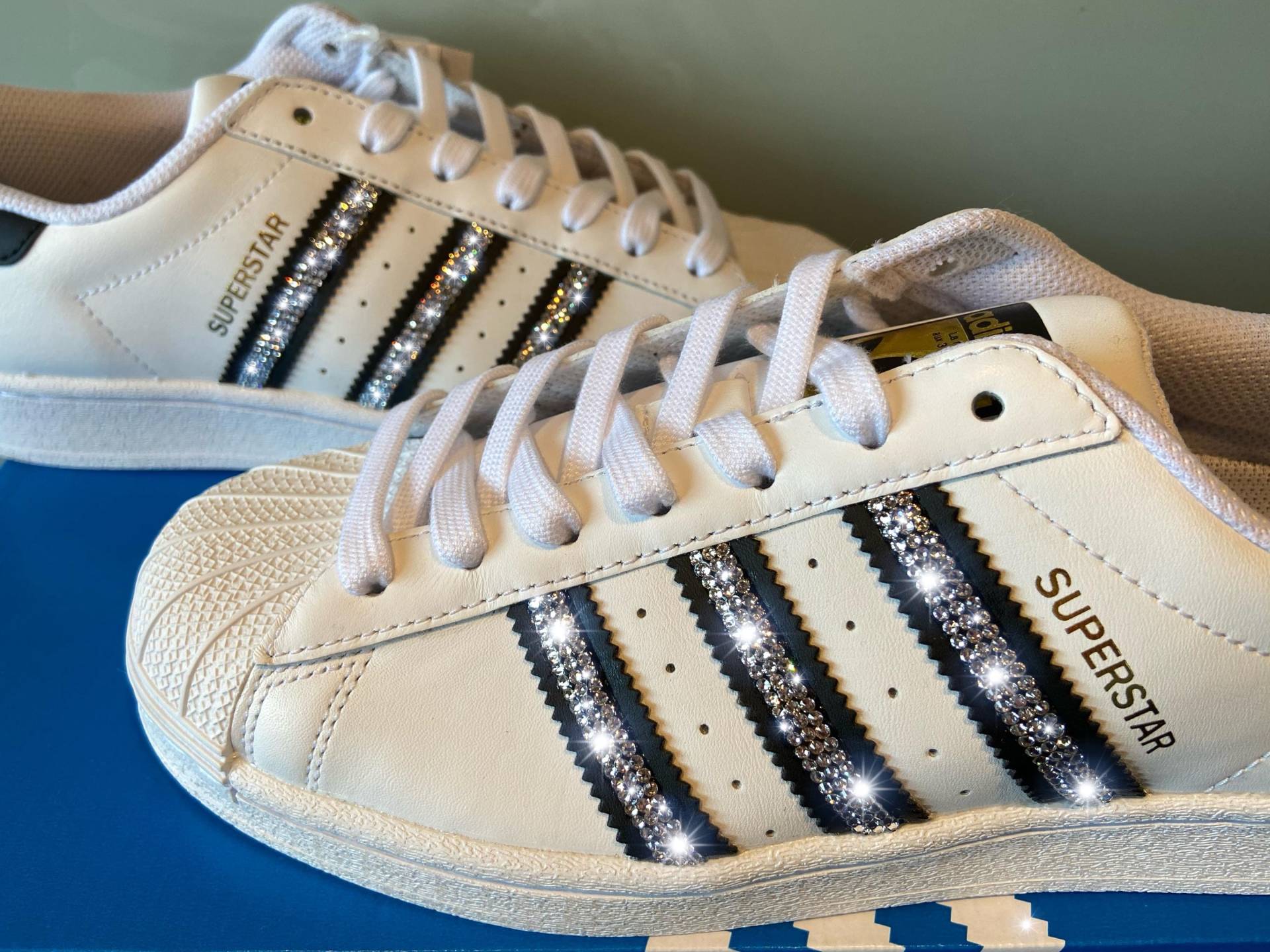 Sofortkauf Adidas Superstar Gr. 36 Custom Sneaker Glitzer Strass Steinchen Sofortkauf Adidas Superstar Gr. 36 Custom Sneaker Glitzer Strass Steinchen von Wizardshoedesign